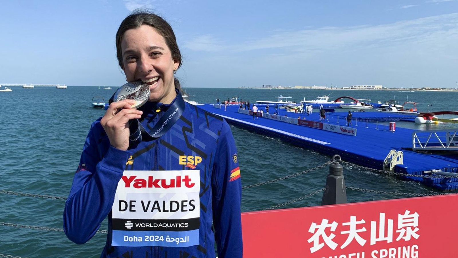 María de Valdés, con su medalla.