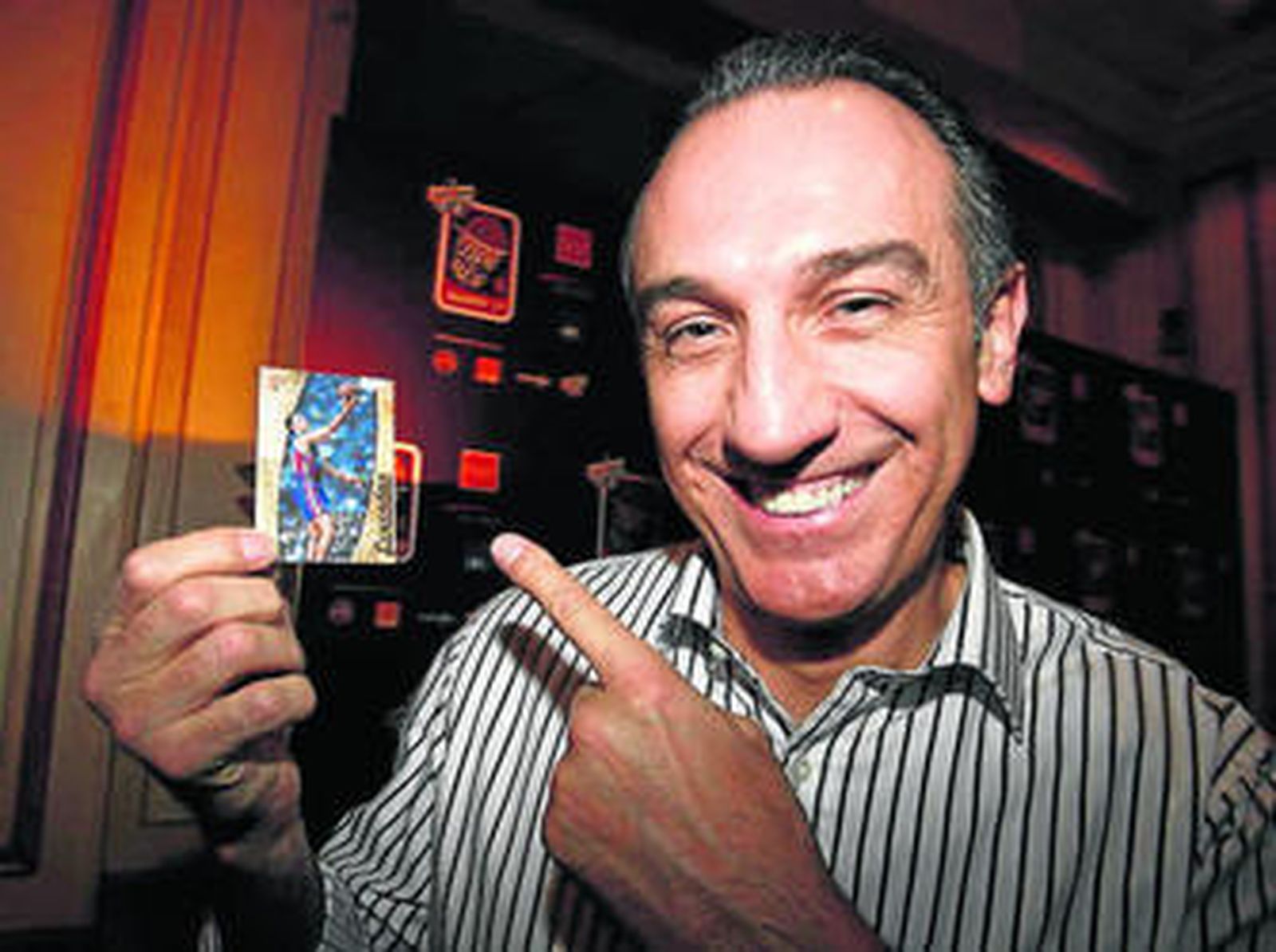 Juan Antonio San Epifanio, 'Epi', posa con un cromo de su época en activo.