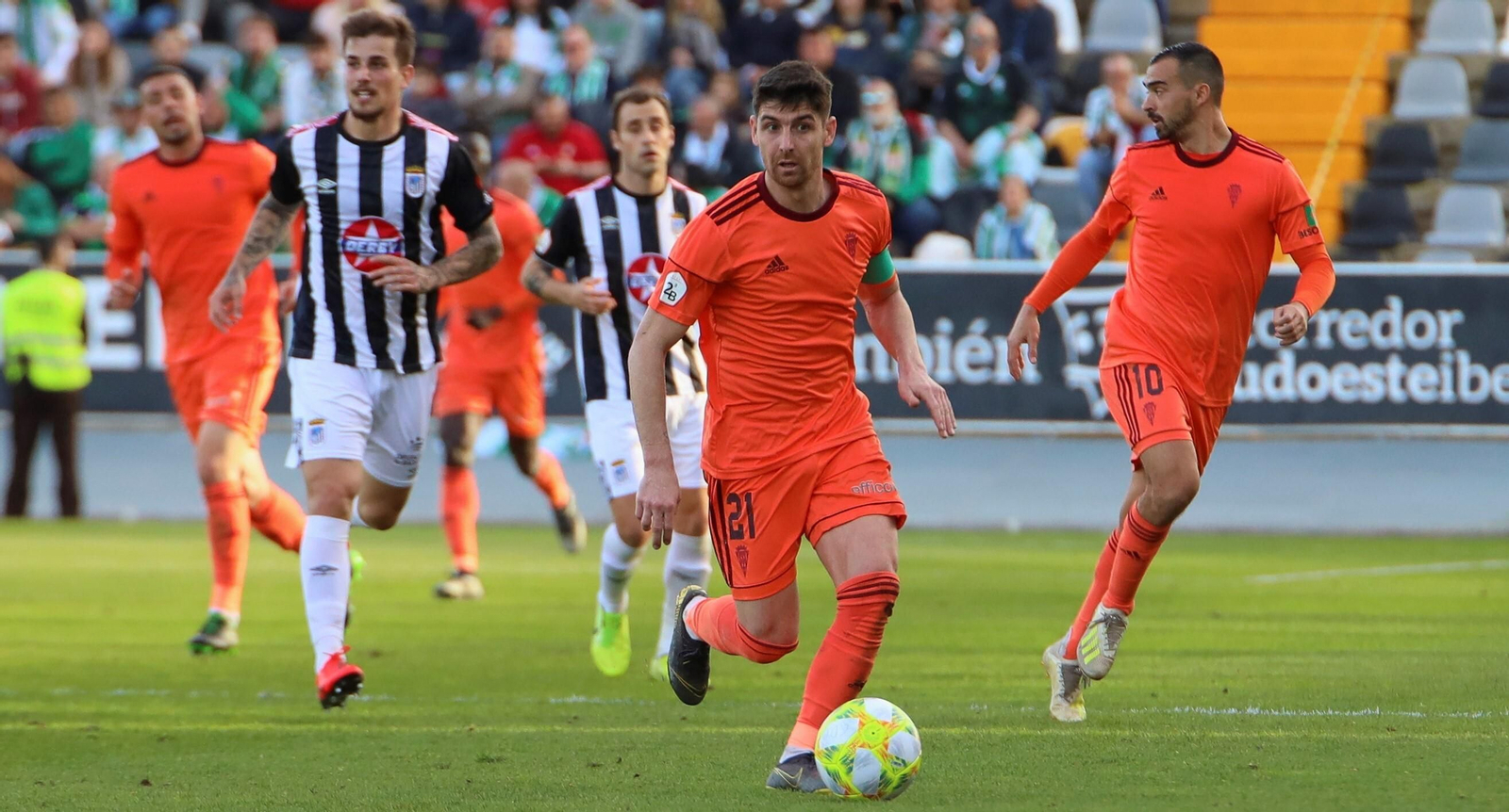 Javi Flores conduce el balón en el Nuevo Vivero de Badajoz, en febrero de 2020.