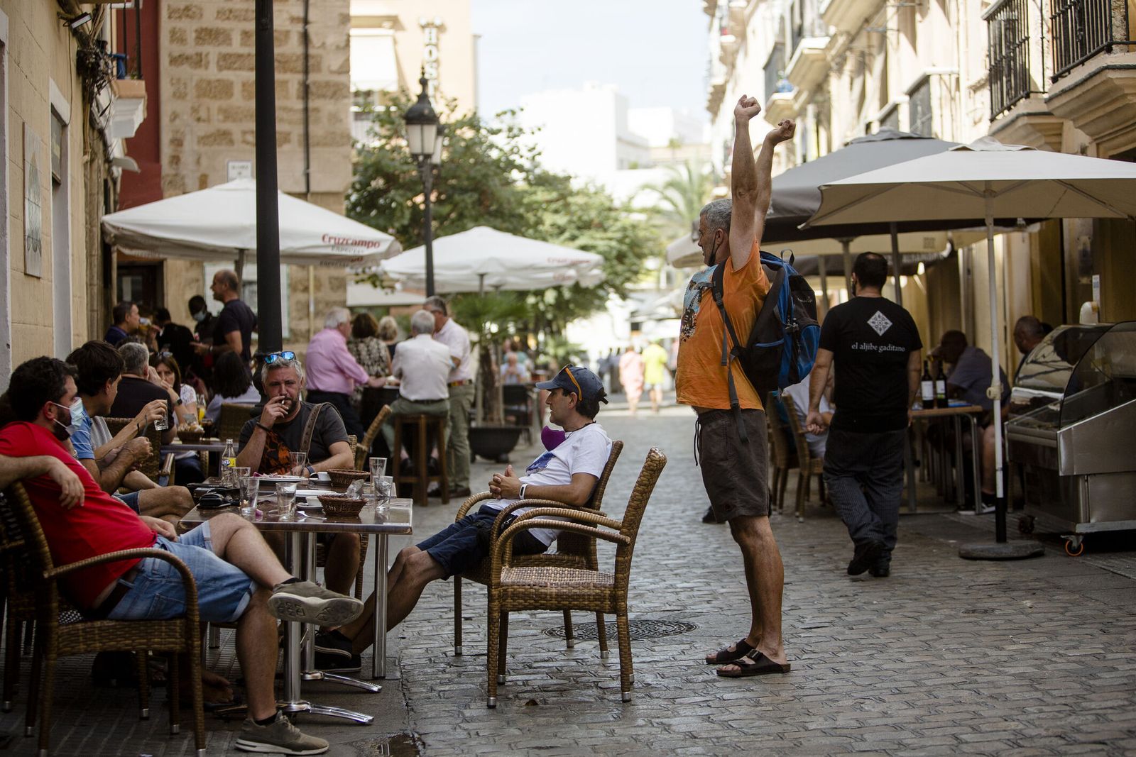 Terrazas llenas en la calle Plocia de Cádiz