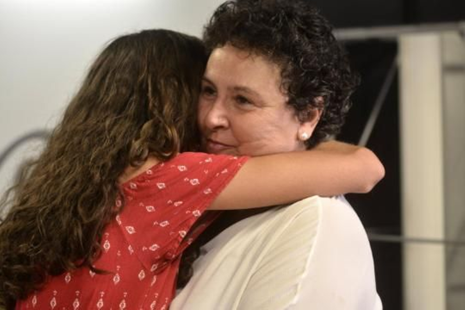 María Salmerón y su hija se funden en un gran abrazo.
