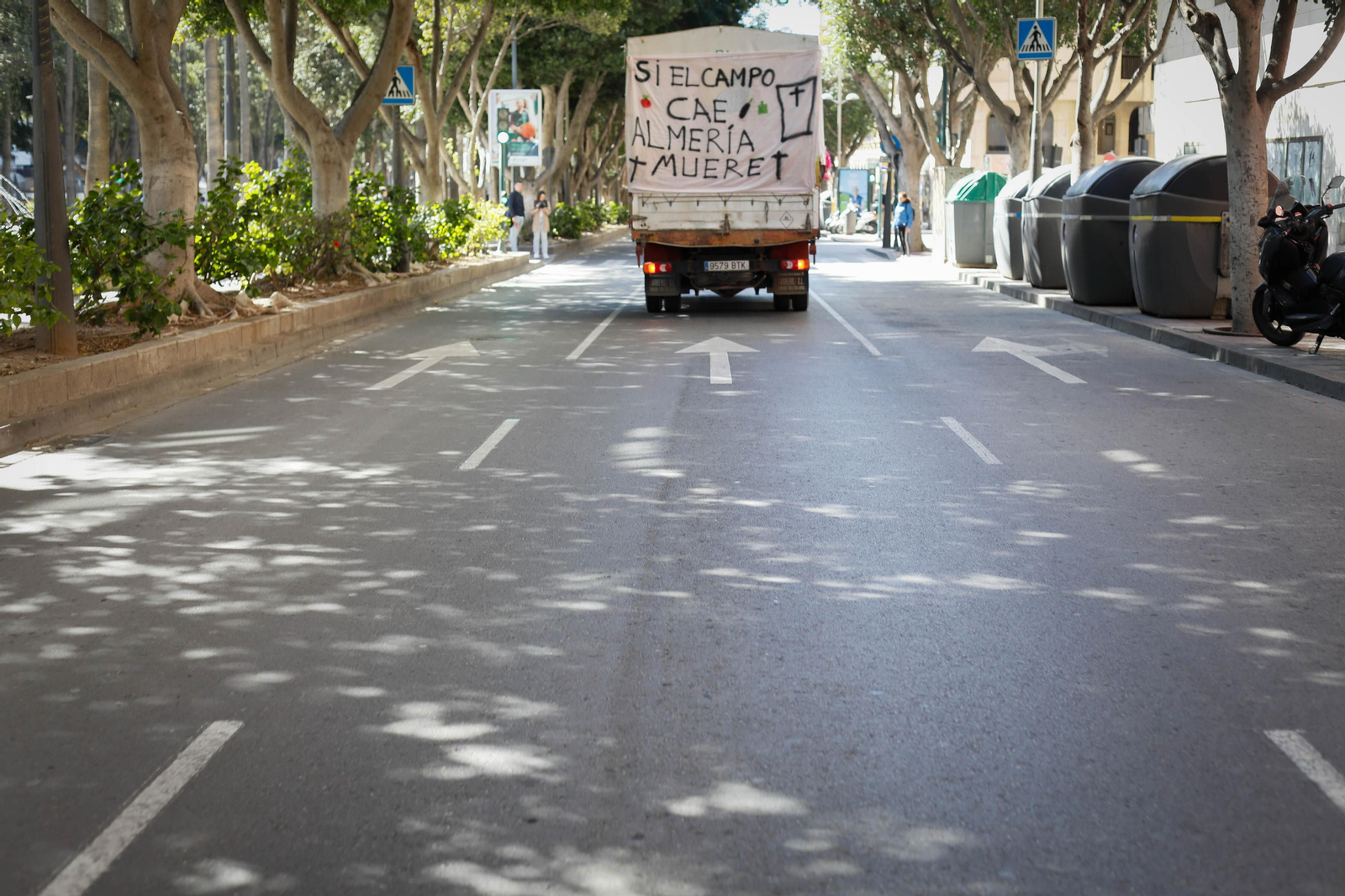 Los agricultores colapsan el puerto de Almería