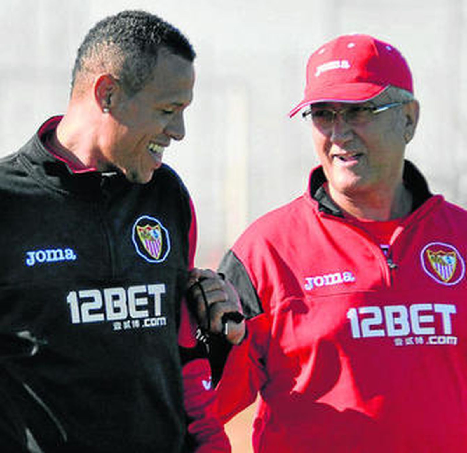 Luis Fabiano y Manzano bromean durante su charla de ayer.