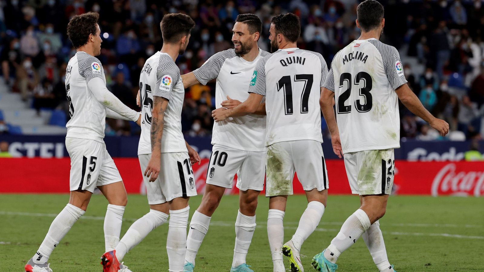 Los rojiblancos celebran el tercer tanto en el Ciutat de Valencia.