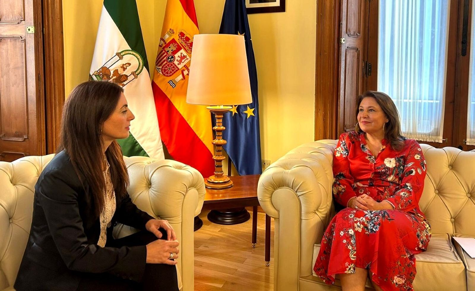 La presidenta de la Autoridad Portuaria de Almería, Rosario Soto, y la consejera Carmen Crespo