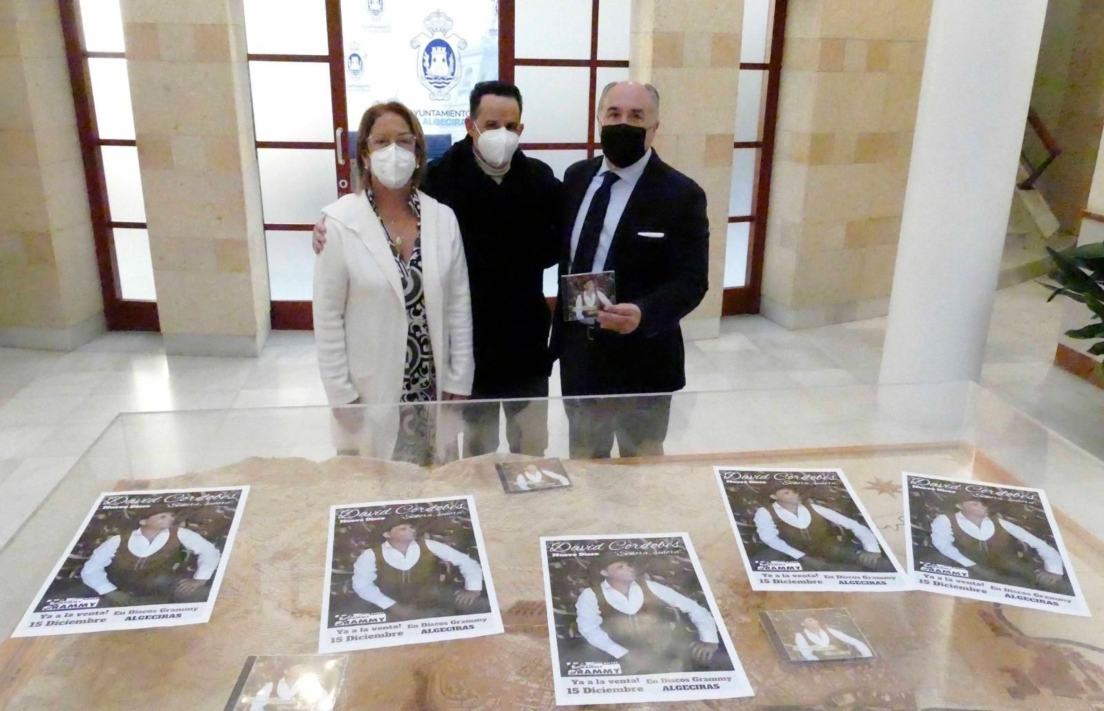 Cid, Cordobés y Landaluce, con el nuevo disco del artista.