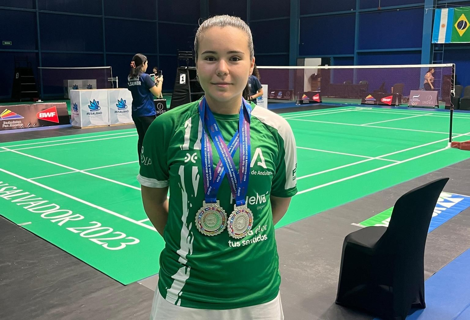 La jugadora almeriense posa con las dos medallas conseguidas durante su participación en el Campeonato Iberoamericano.