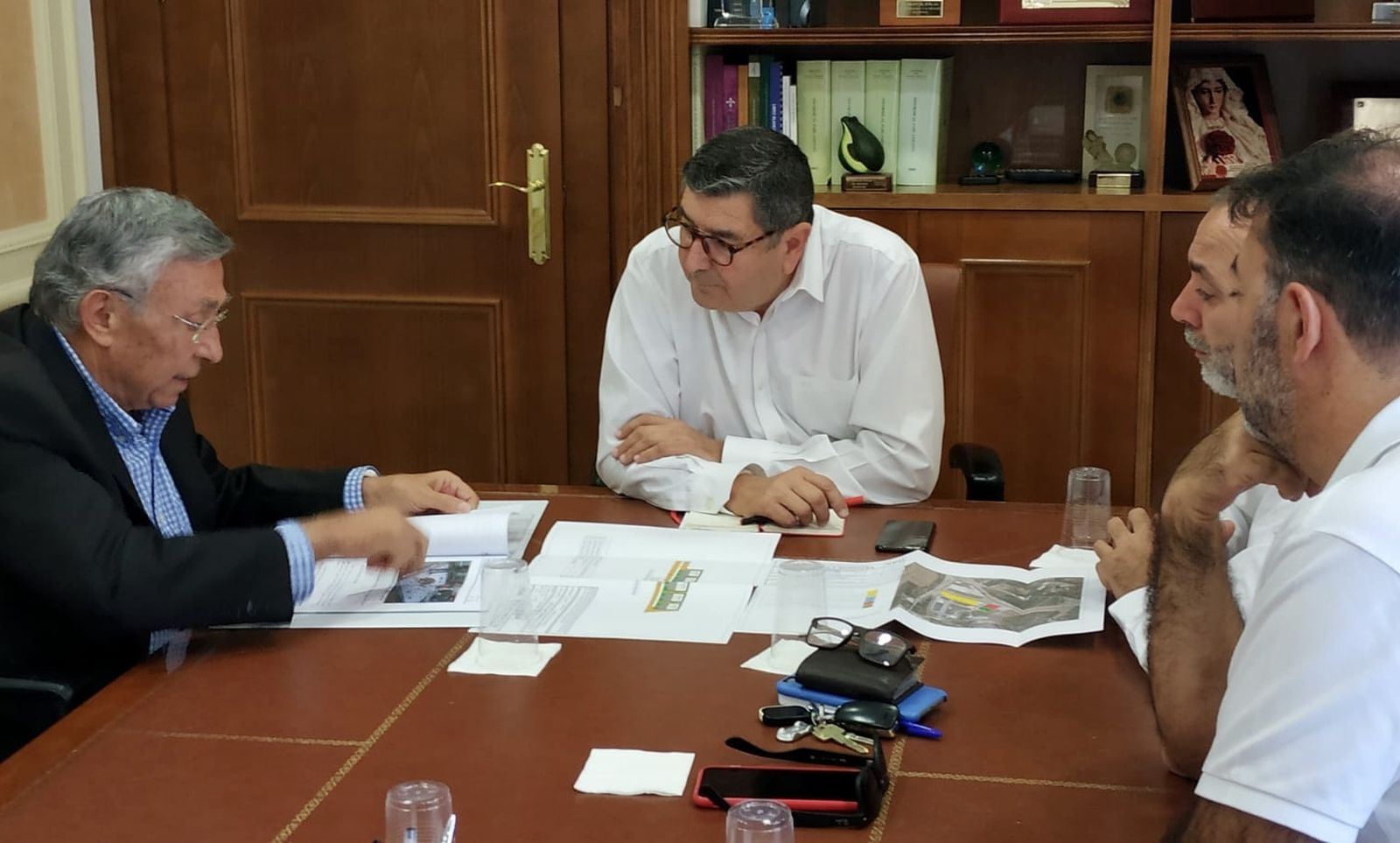 Reunión entre el alcalde  y los responsables de la empresa Aerodynamics Málaga.