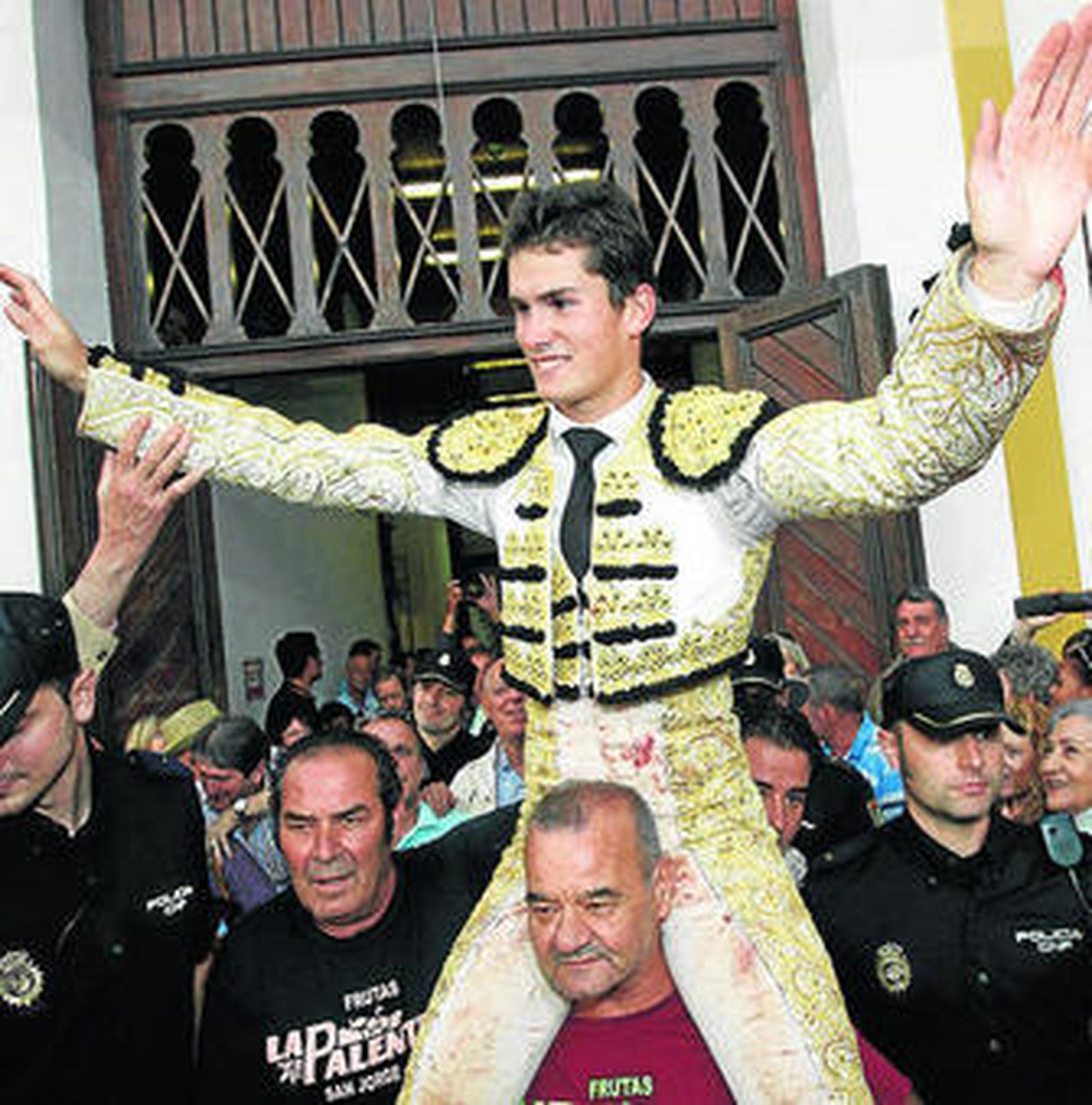 Daniel Luque, en su salida a hombros en Santander.