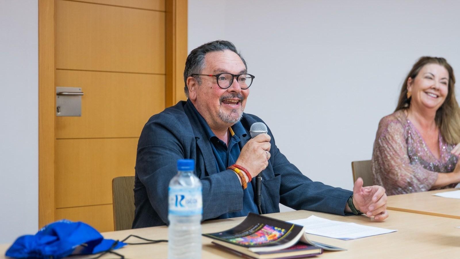 El escritor y abogado Santiago Serrano en la presentación del acto.
