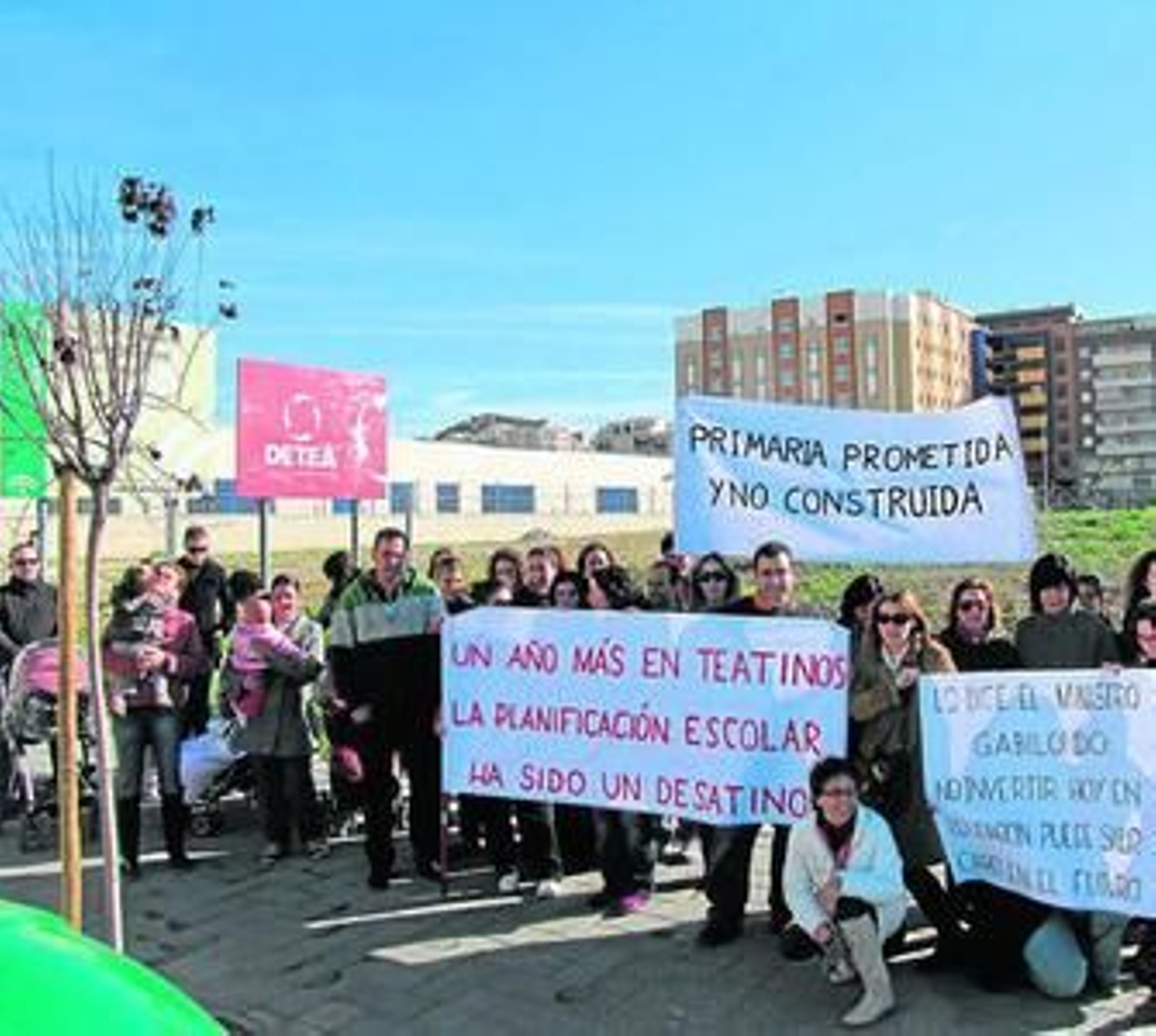 Concentración de padres del CEIP Nuevo Teatinos, ayer, frente al solar destinado para Primaria.