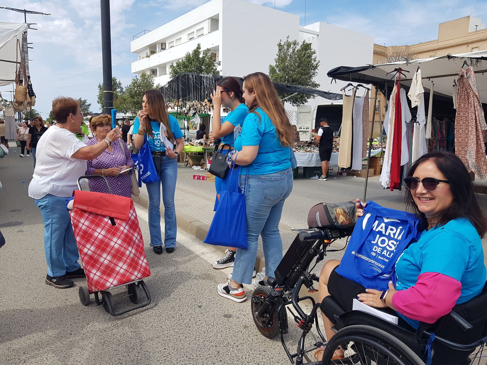 El PP regala unos abanicos a dos mujeres en el mercadillo de los jueves de San Fernando.