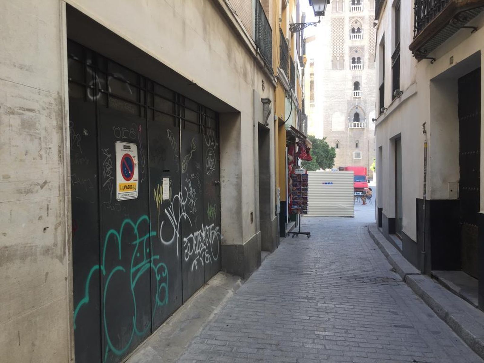 El PP denuncia la "degradación de un casco histórico, inundado de pintadas"