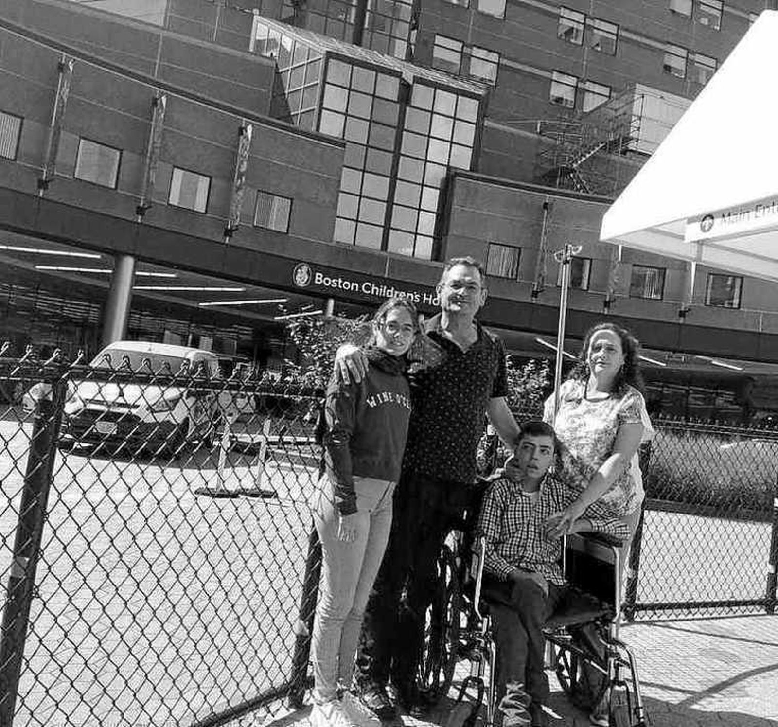 Marcos Carribero junto a sus padres y hermana, días atrás en Boston.