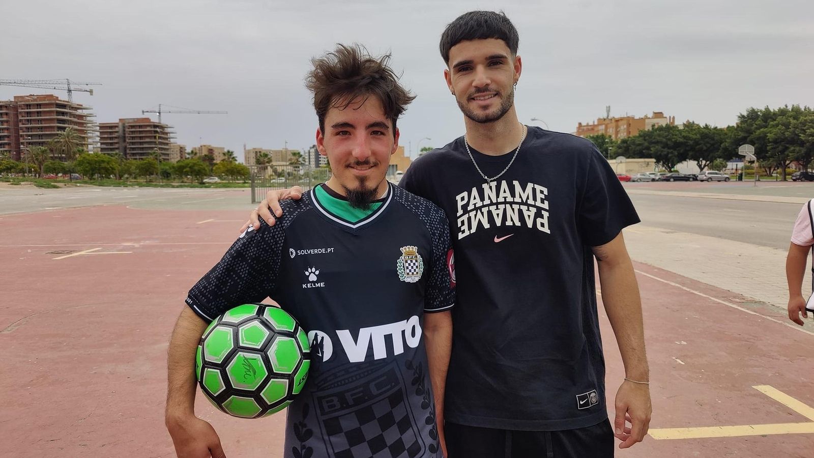 Nico Santamaría, pichichi del partido, se llevó la camiseta de Diego Llorente