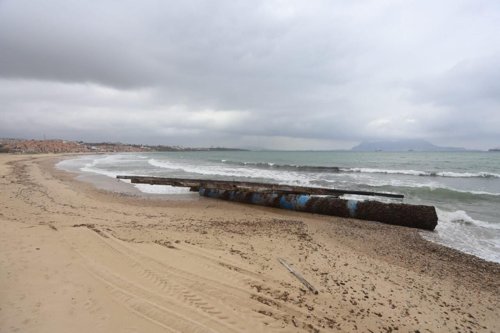 La mejillonera, varada en la playa de Getares.