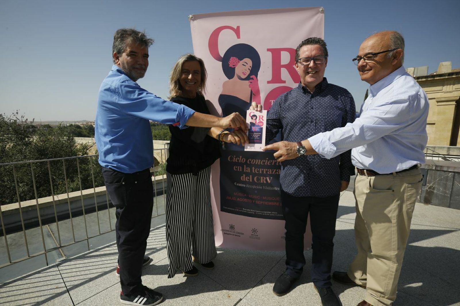 Isabel Albás, junto a algunos de los artistas participantes.