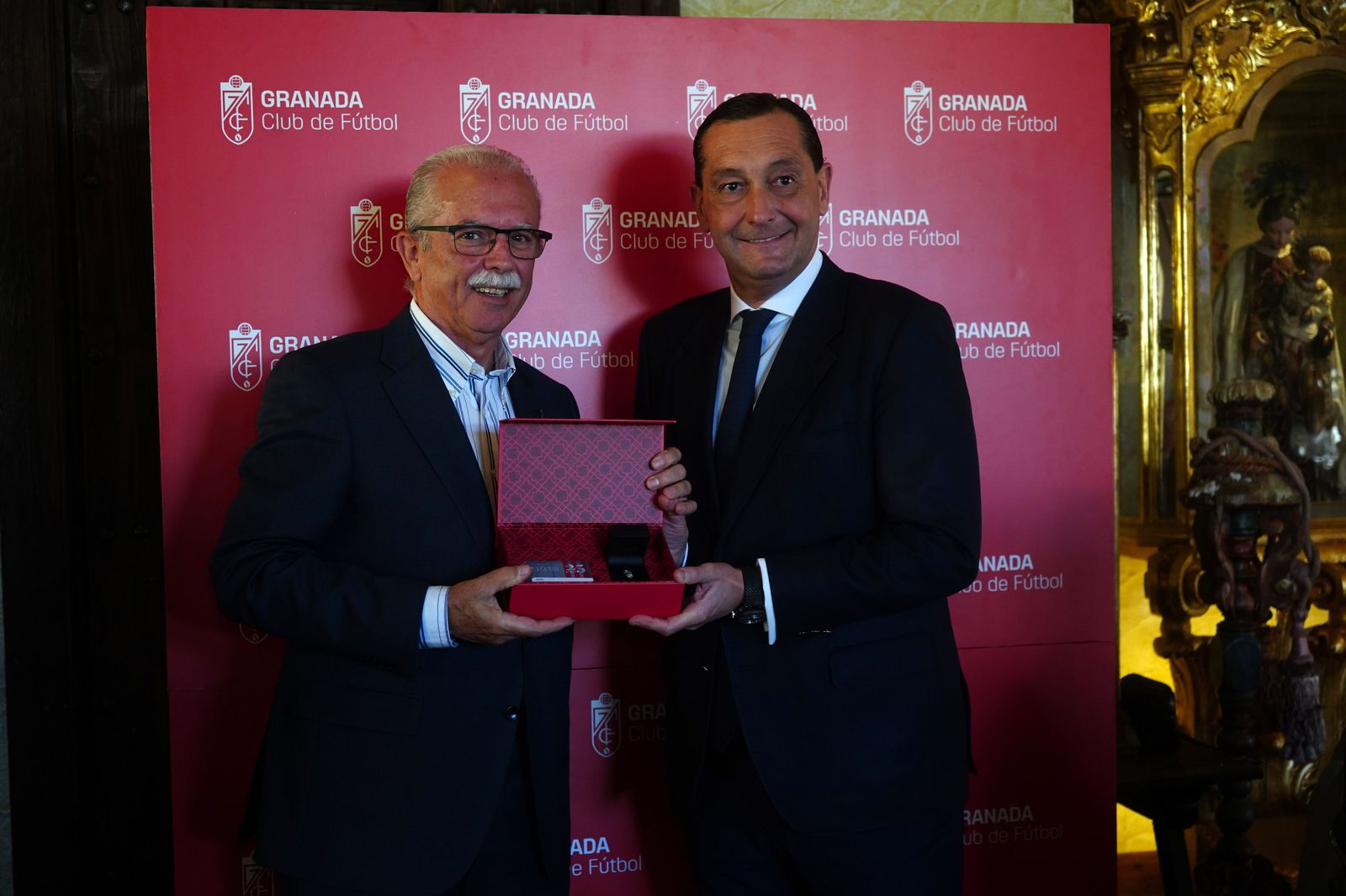 Las mejores imágenes del acto a los abonados del Granada CF con 25 y 50 años de antigüedad