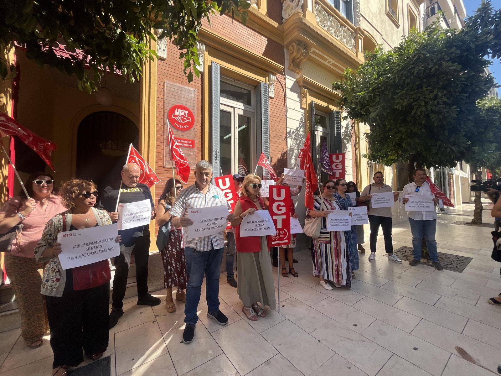 Concentración de UGT en repulsa por el ataque a una educadora social en Huelva.