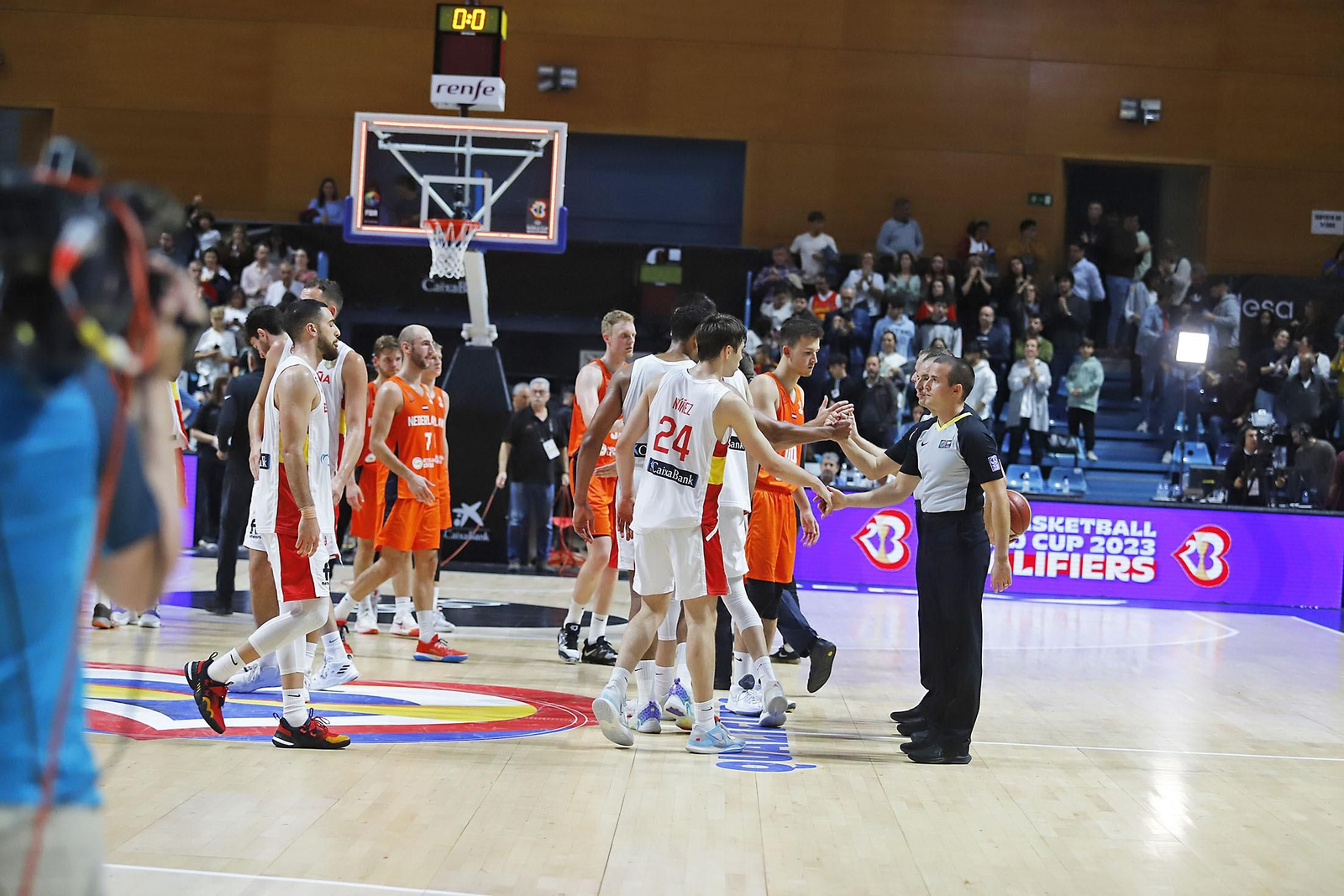 Imágenes de la celebración de la selección Española de baloncesto por certificar su pase con una victoria ante Paises Bajos Imágenes de la celebración de la selección Española de baloncesto por certificar su pase con una victoria ante Paises Bajos