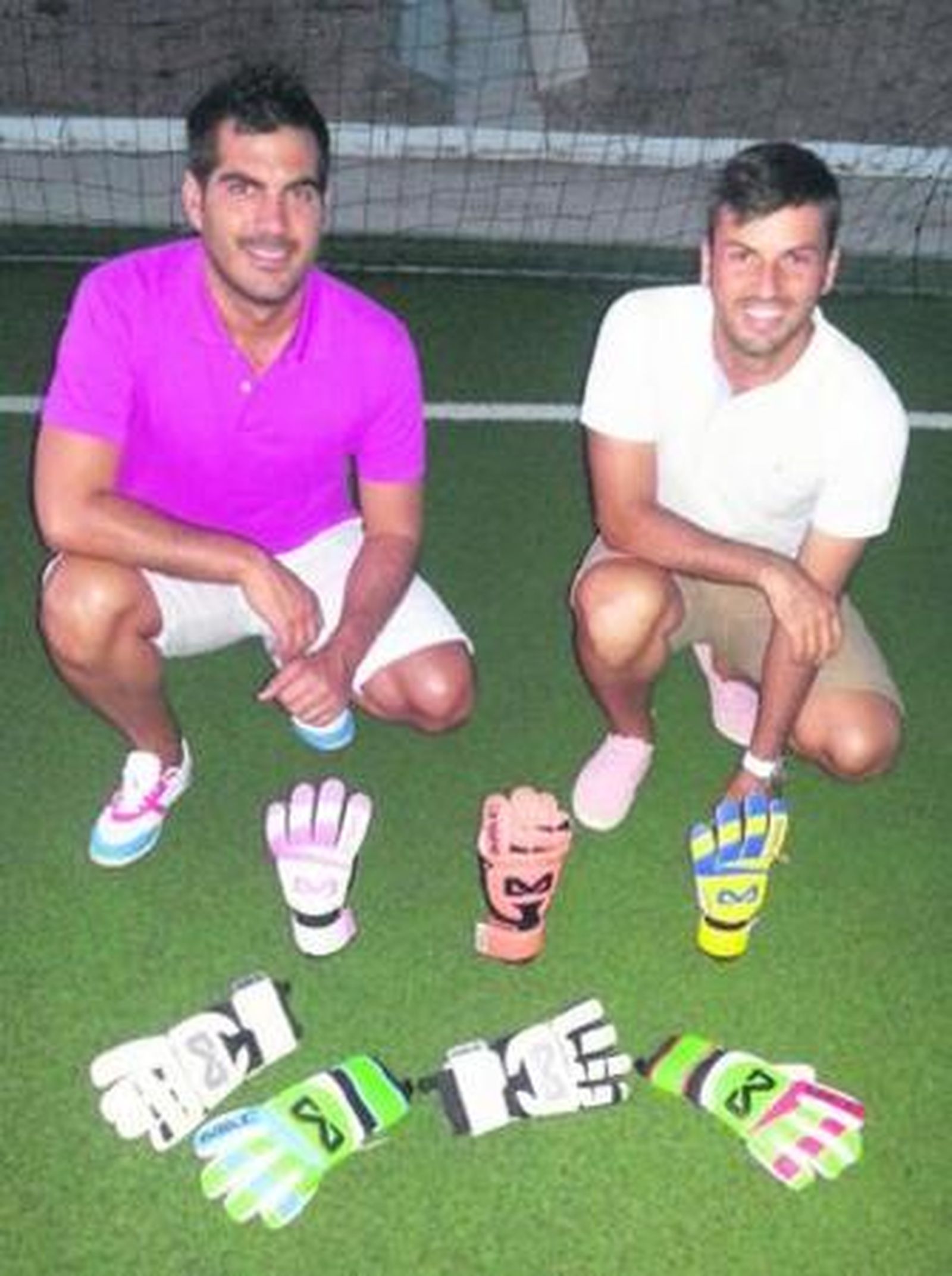Manu Guil y Miguel Ángel Cervantes posan junto a varios modelos de guantes.