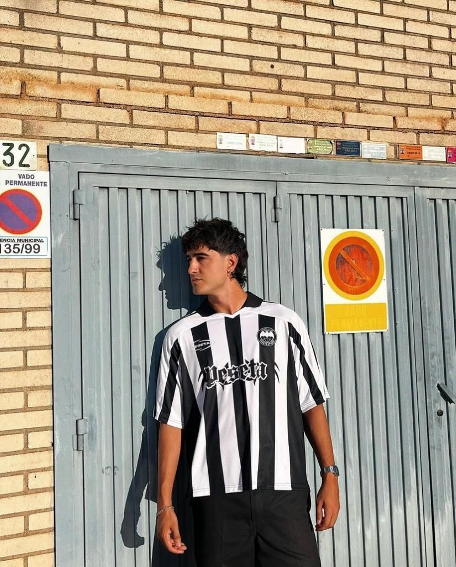 Dumas posando con una de las prendas de Peseta Studio