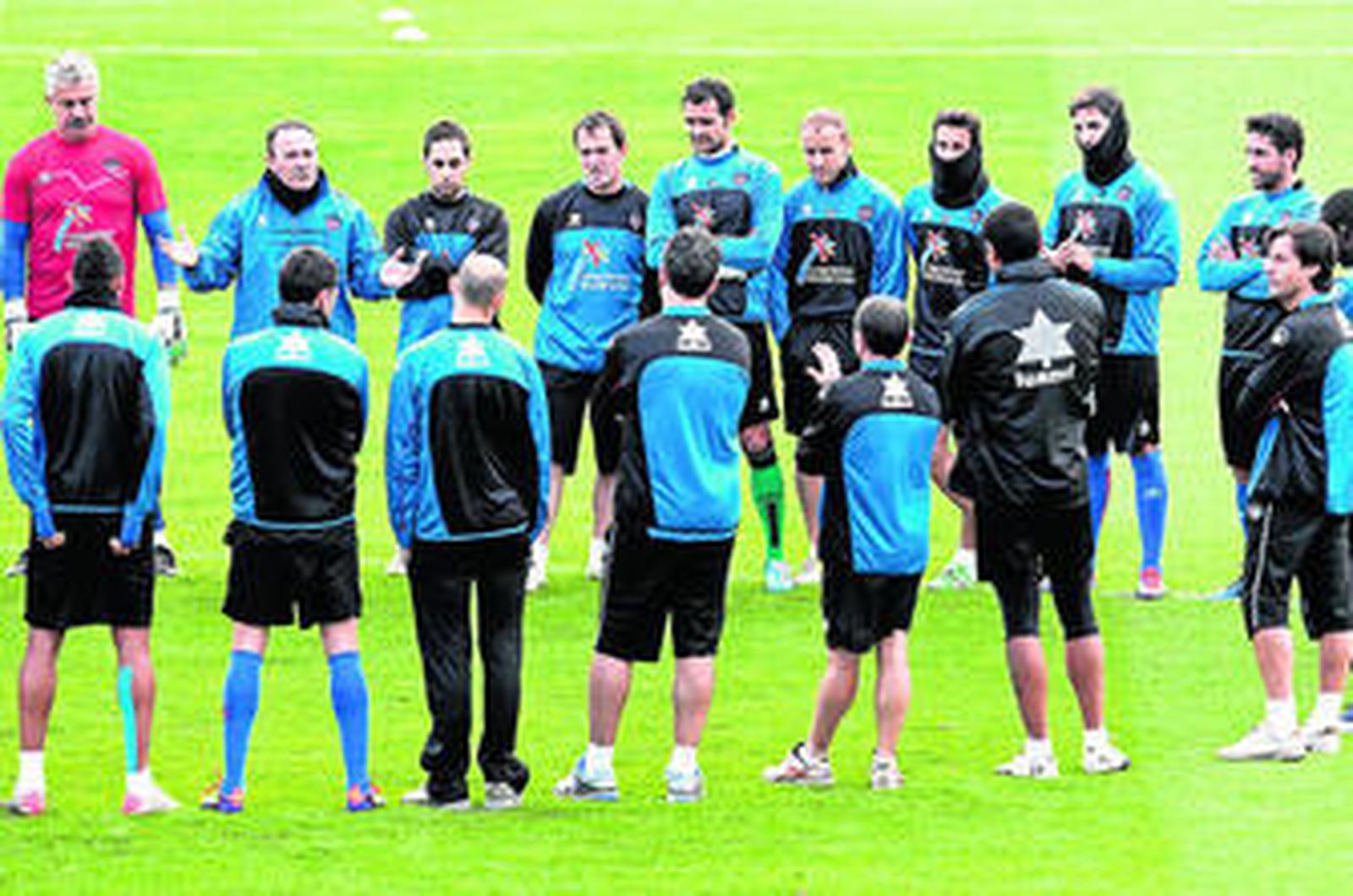 José Ignacio Martínez se dirige a su plantilla sobre el césped del Camp Nou.
