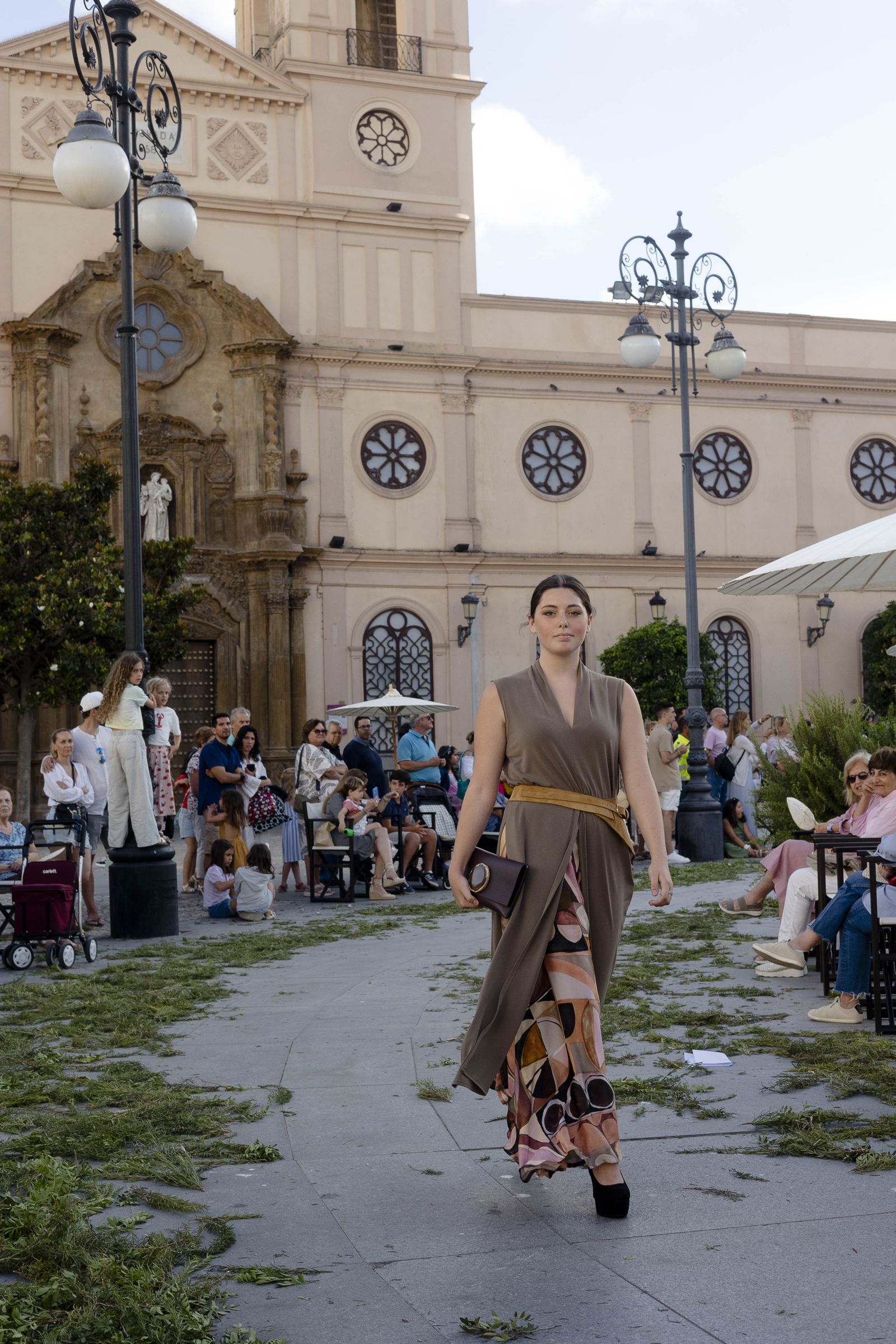 Imágenes del desfile "Cádiz de moda, Cádiz emprende" en la plaza de San Antonio.