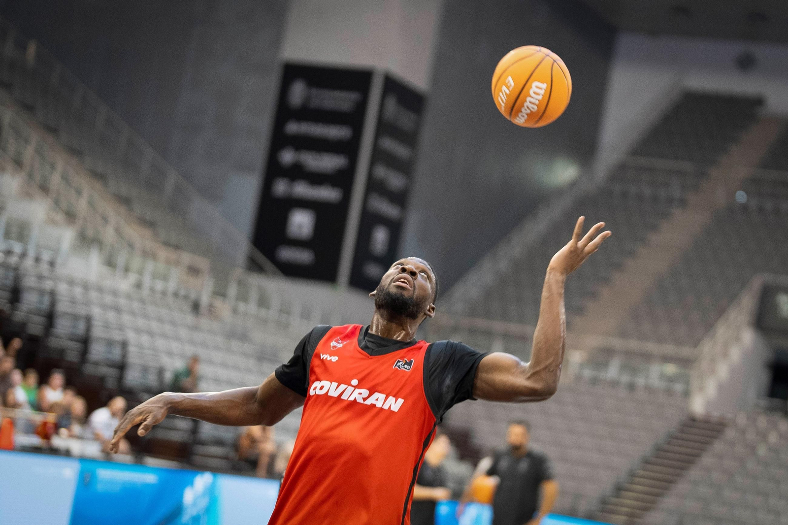 Las imágenes del entreno a puerta abierta del Covirán Granada en el Palacio