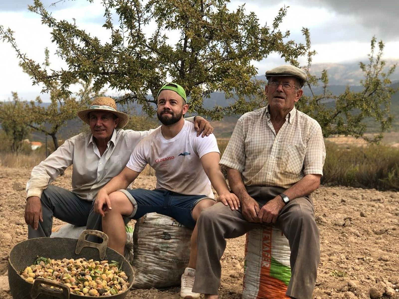 José, con su padre y su abuelo, recogiendo almendras, en sus tierras en Laujar.