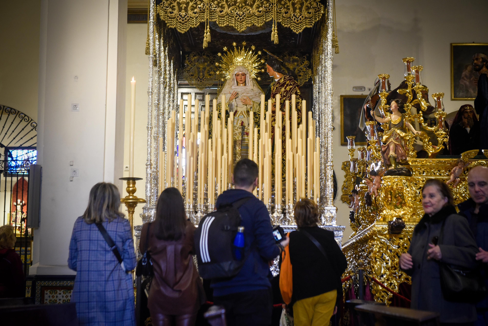 Fotografías de la Virgen del Dulce Nombre en su paso vestida como hace 100 años
