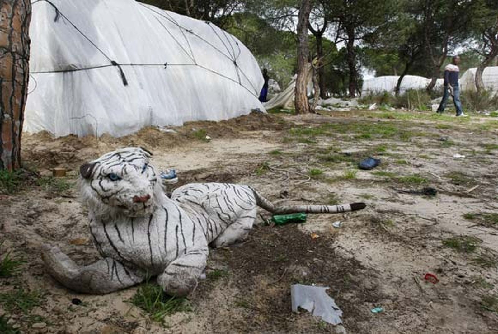 Entre Mazagón y Palos se extiende un mar blanco que oculta los campos de fresa, que oculta el lugar de ninguna parte de los africanos derrotados

Foto: Fito Carreto