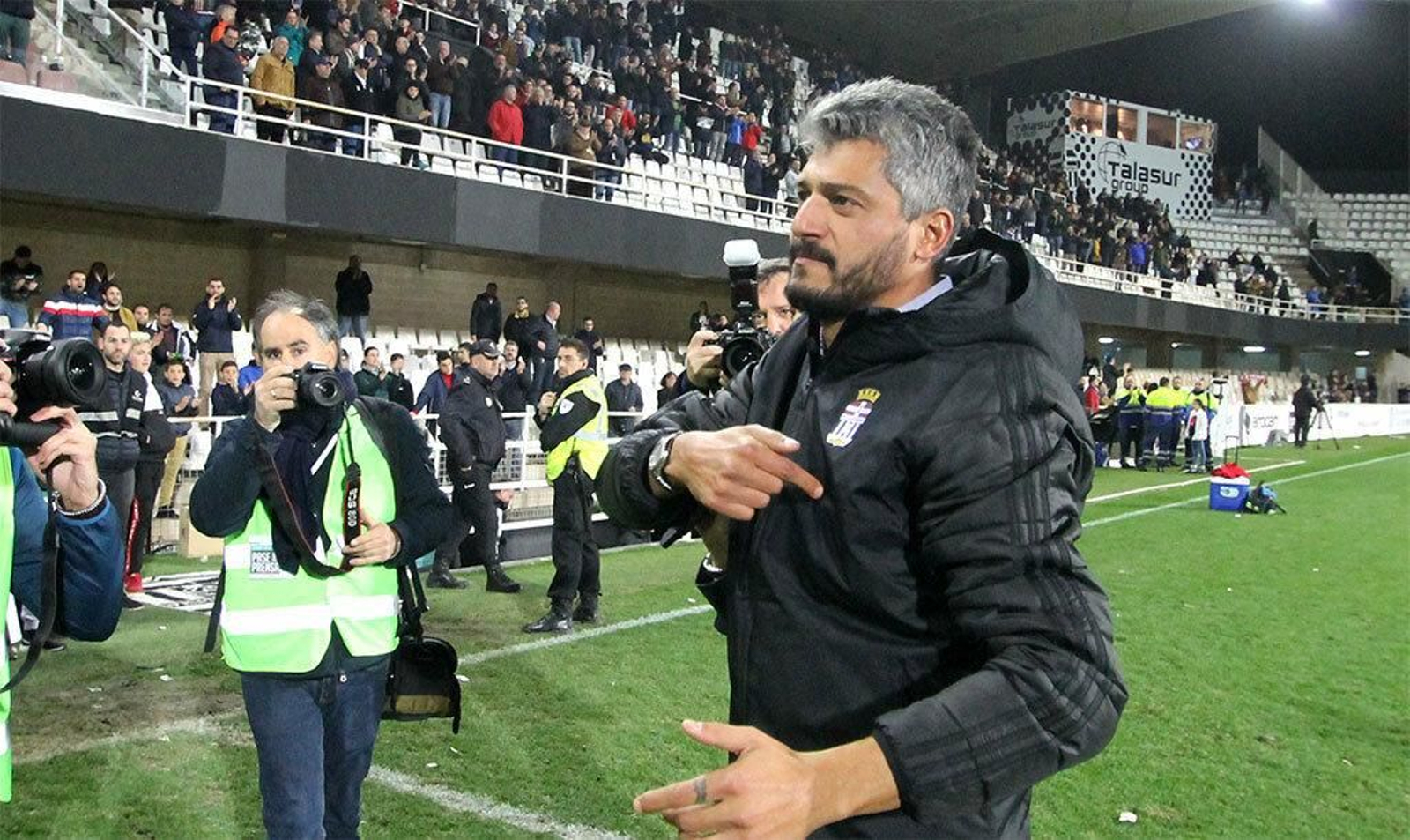 Munúa se señala el escudo mientras se despide de la afición del Cartagena, el domingo