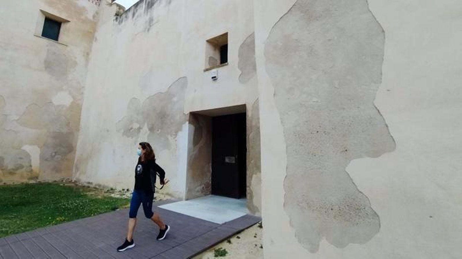Desconchones en la fachada del Castillo de San Romualdo, uno de los aspectos más antiestéticos de la rehabilitación que está presente antes incluso de que el monumento abriera sus puertas.