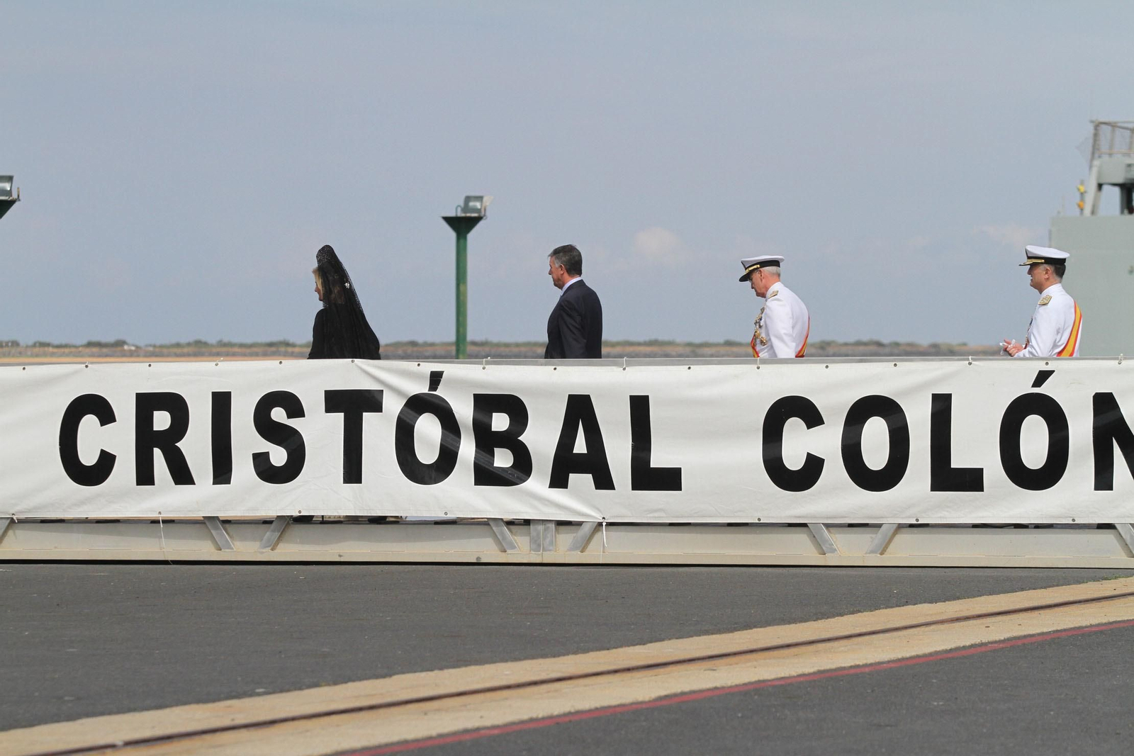 Entrega de la bandera de combate a la fragata Cristobal Colón