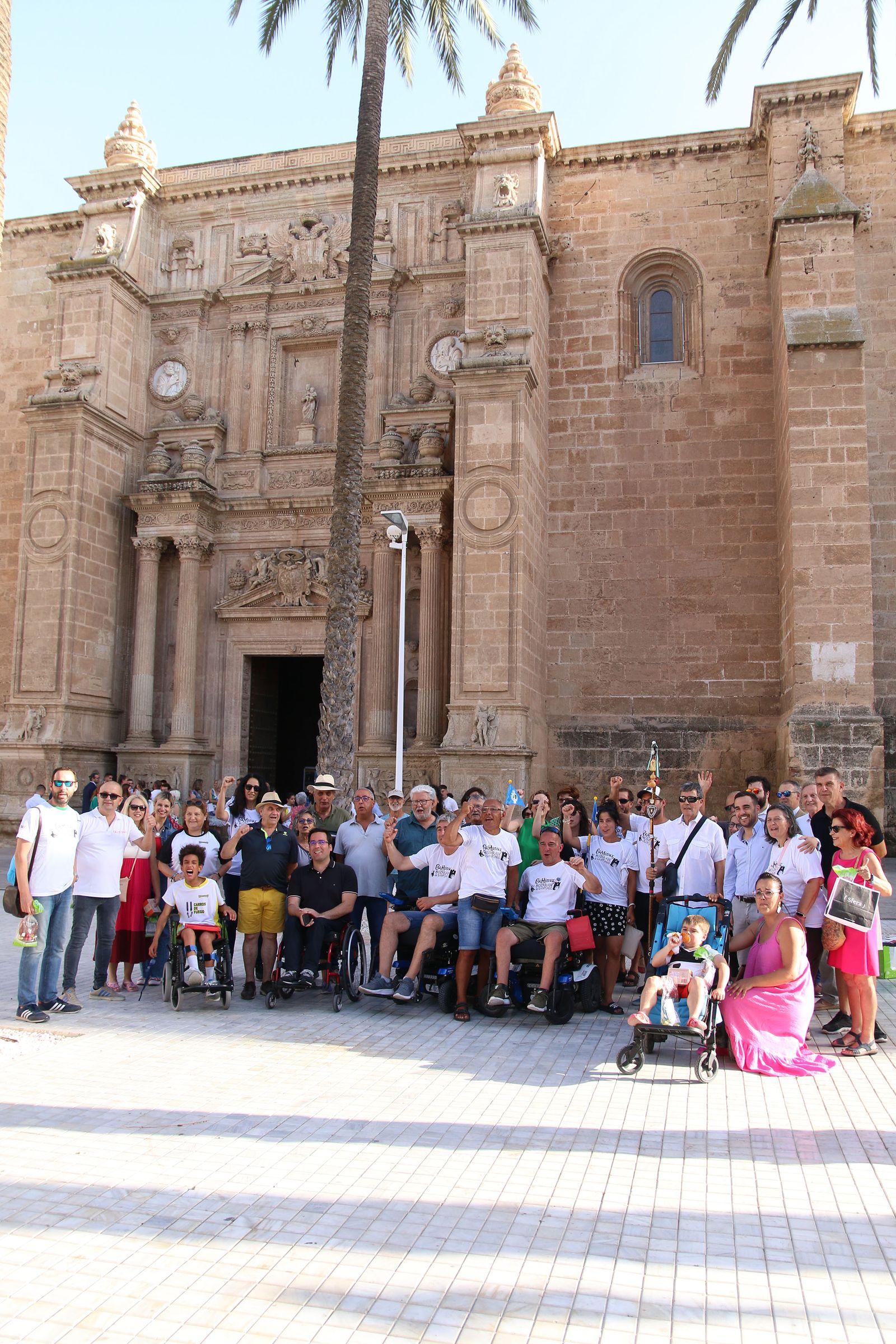 Foto de familia en la puerta de la Catedral, donde se inicia el Camino Mozárabe.