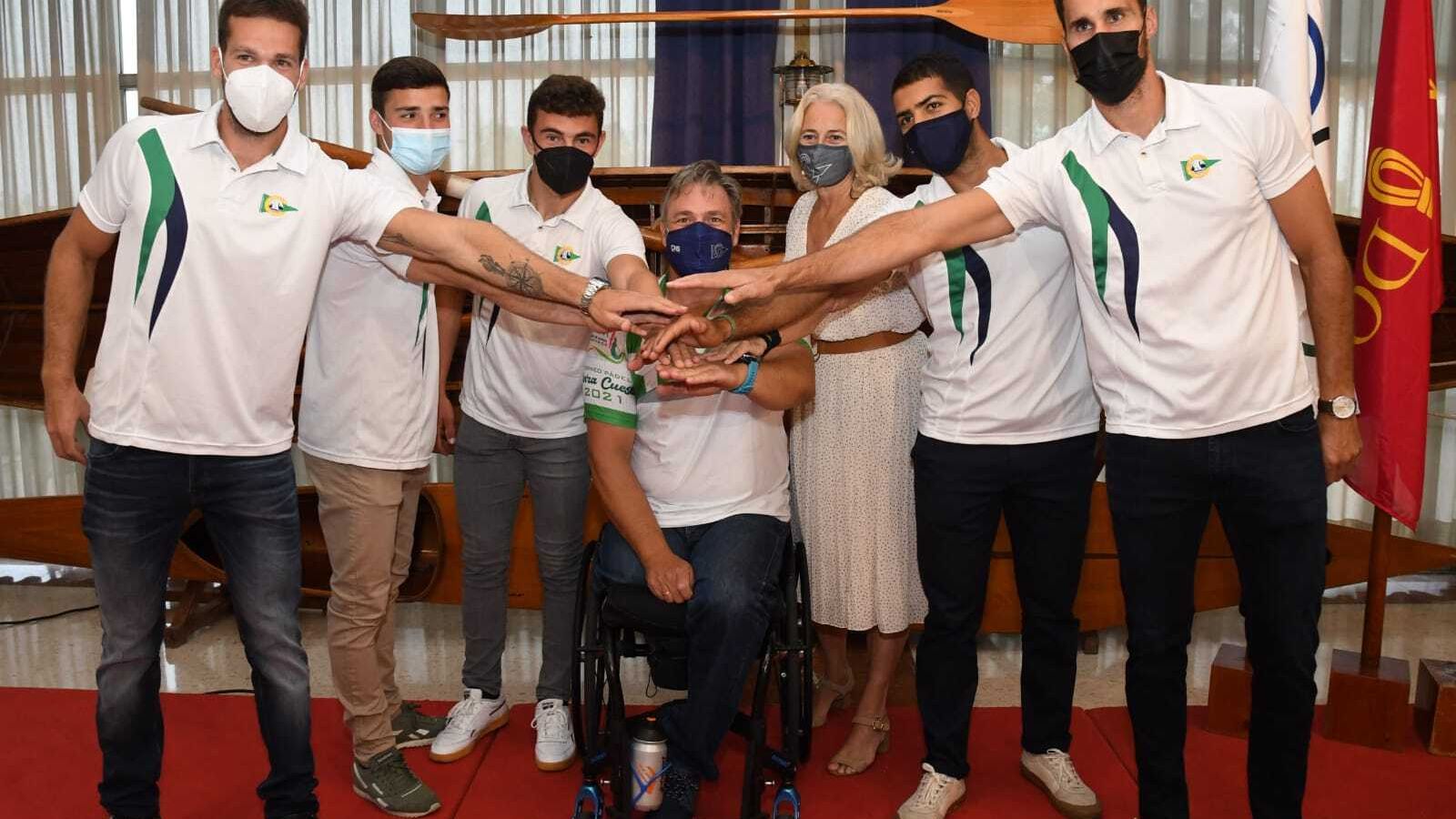 Los deportistas del Náutico, con la presidenta de la entidad.