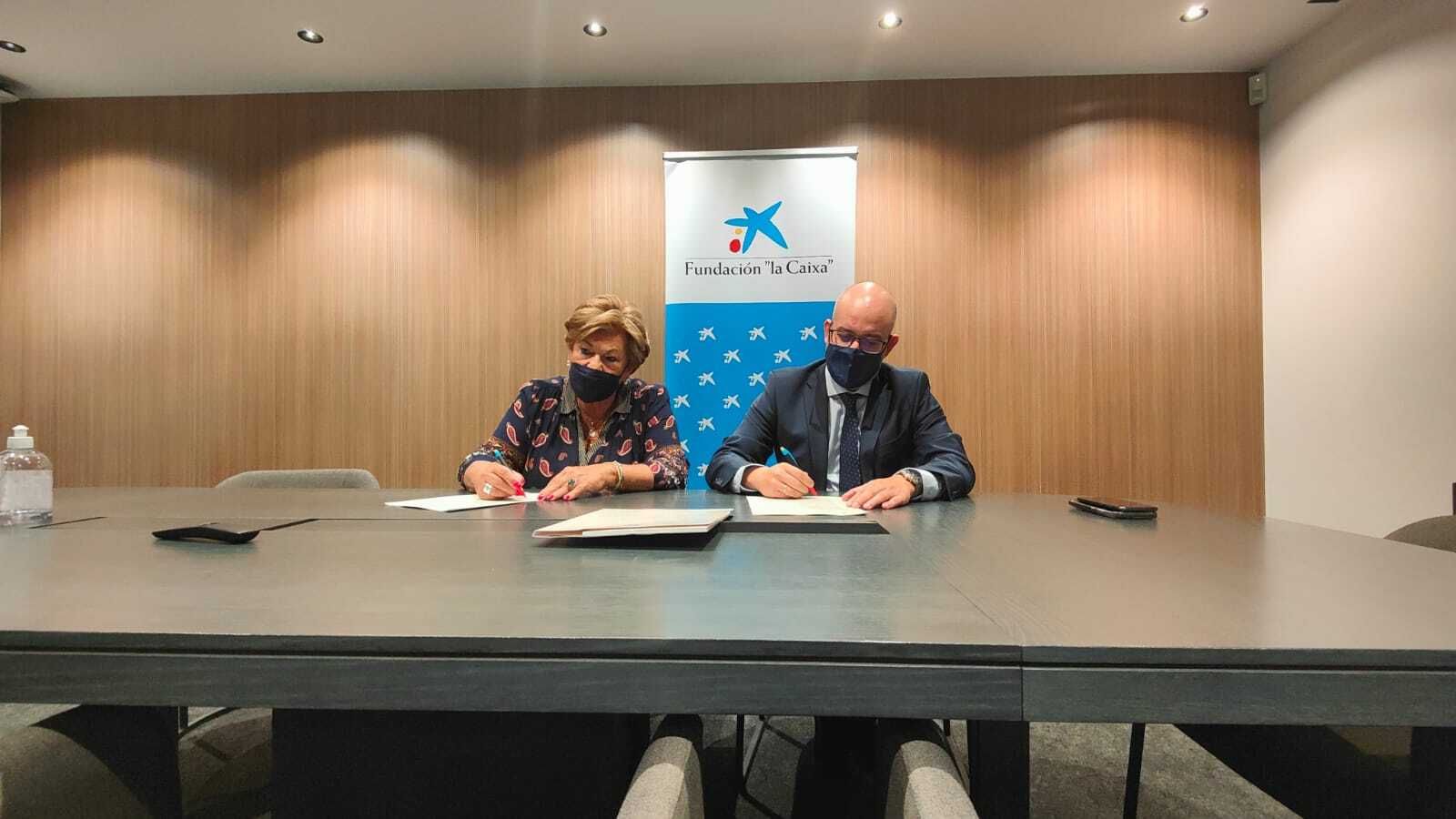 Un momento de la firma.