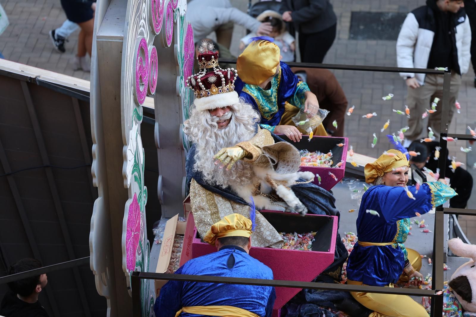 Fotografías de la salida de la Cabalgata de Reyes Magos de Huelva este 2026 por las calles de la ciudad