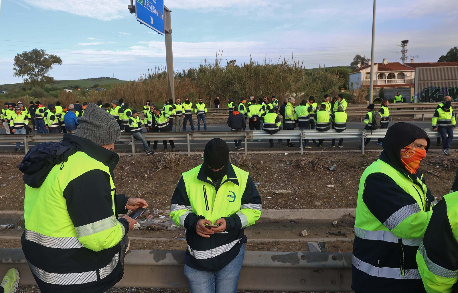El nuevo corte de la A7 por los huelguistas de Acerinox, en imágenes