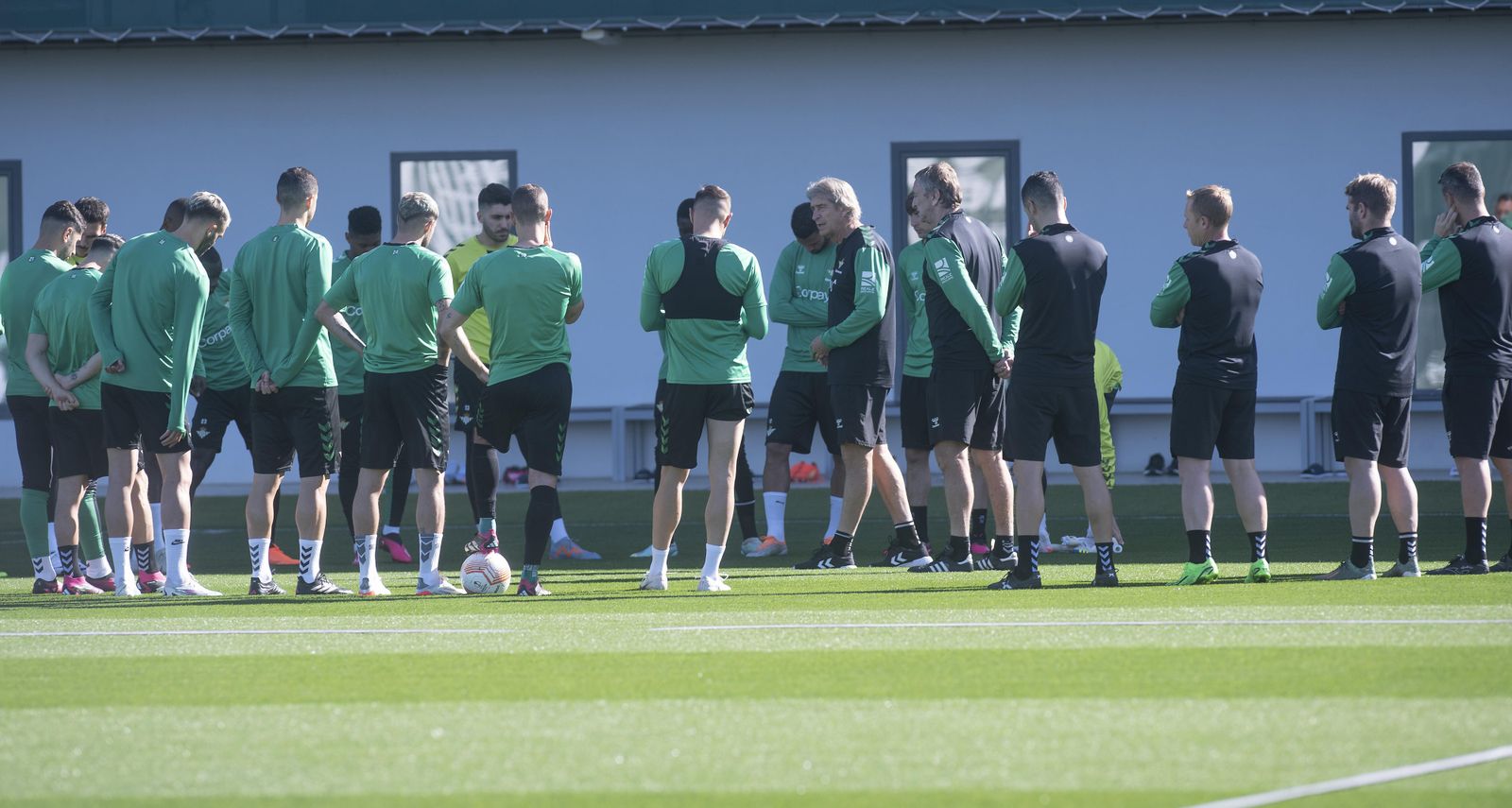 Pellegrini charla con sus jugadores en el entrenamiento de este pasado martes.