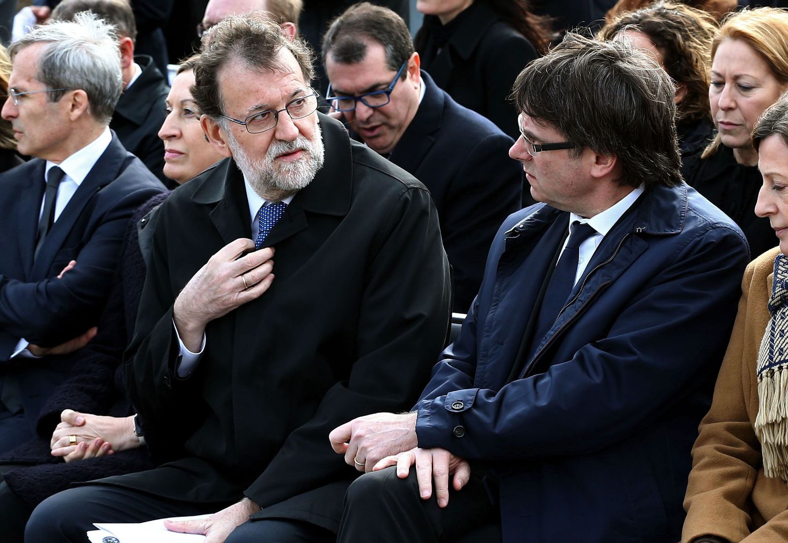 Mariano Rajoy y Carles Puigdemont durante un homenaje a las víctimas del accidente del vuelo Germanwings 9525, en marzo de 2016.