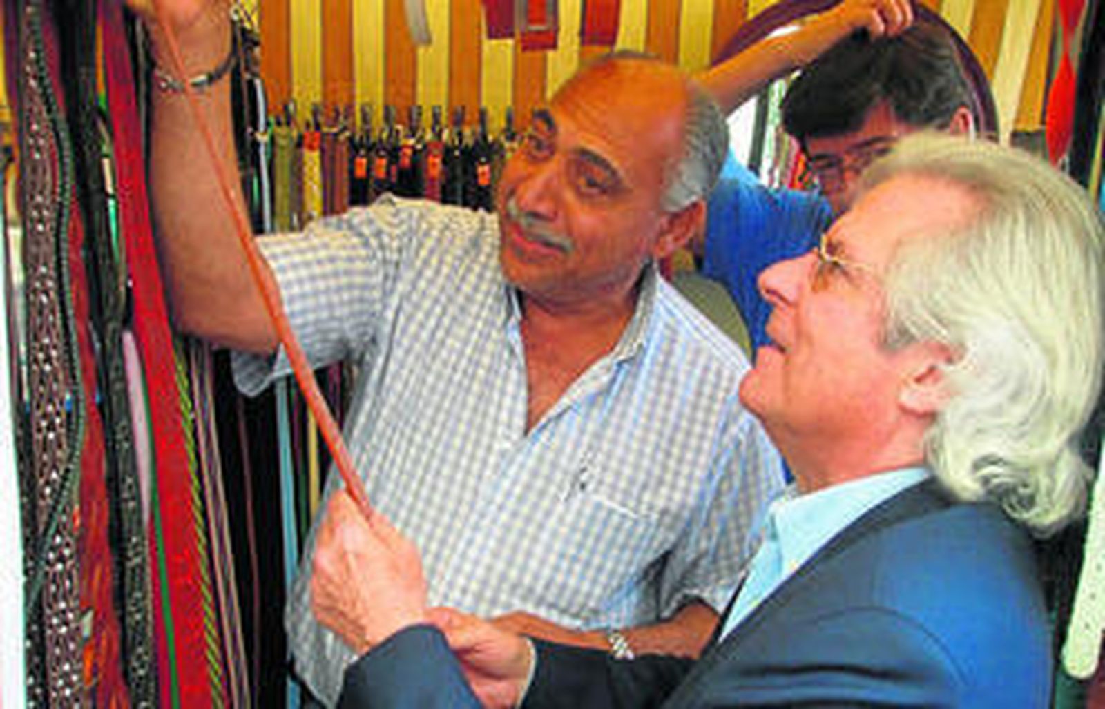 Javier Nart, comprobando ayer la calidad del cinturón que compró en un puesto ambulante de Sanlúcar.