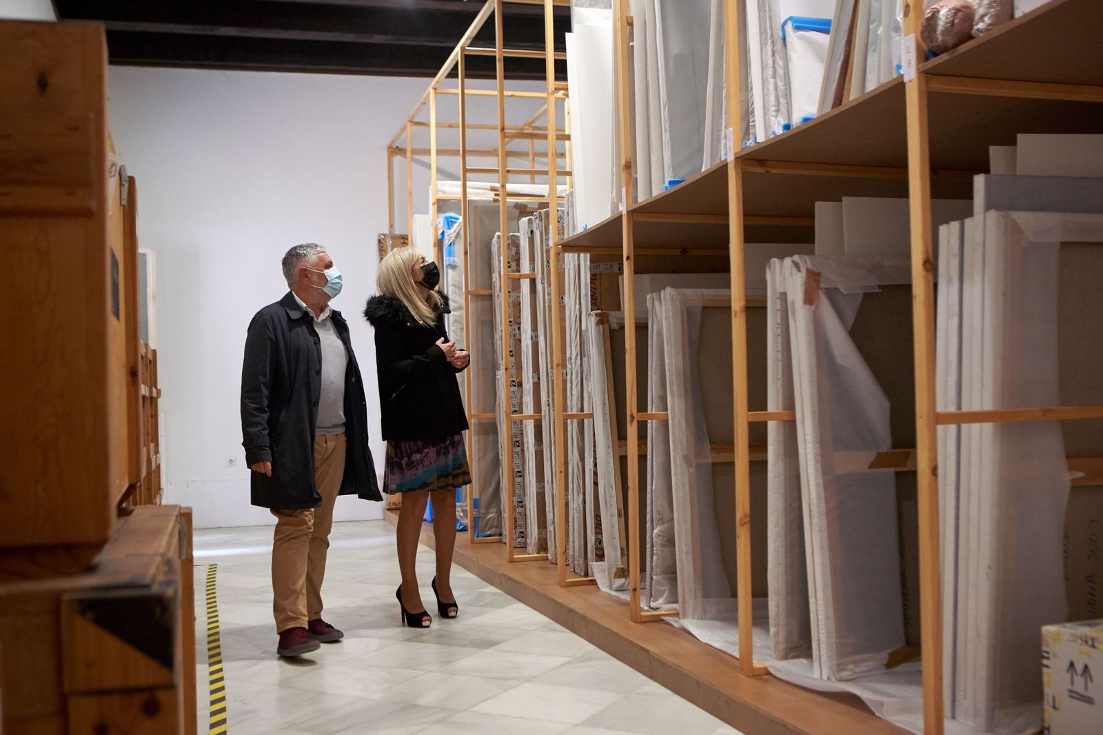 El director del CAAC y la consejera de Cultura ante parte de la donación de Sevilla.