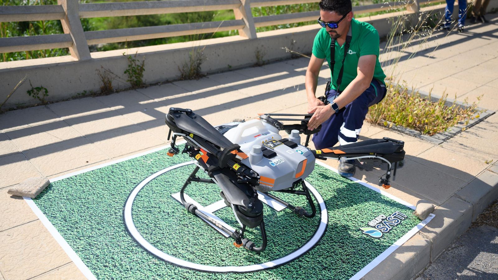 Manejado por un piloto, dispone de un tanque y sistema de pulverización.