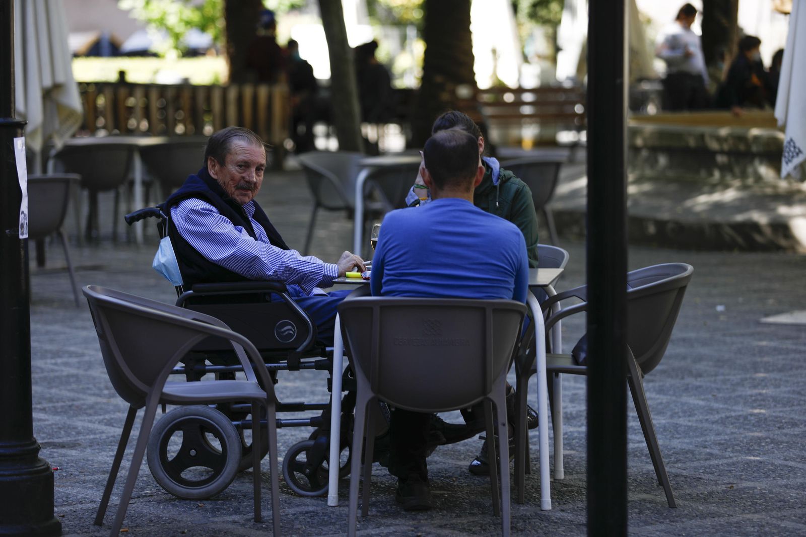 Fotos de cafeterías, parques y la 'Marcha Verde' vacía en el domingo de Granada