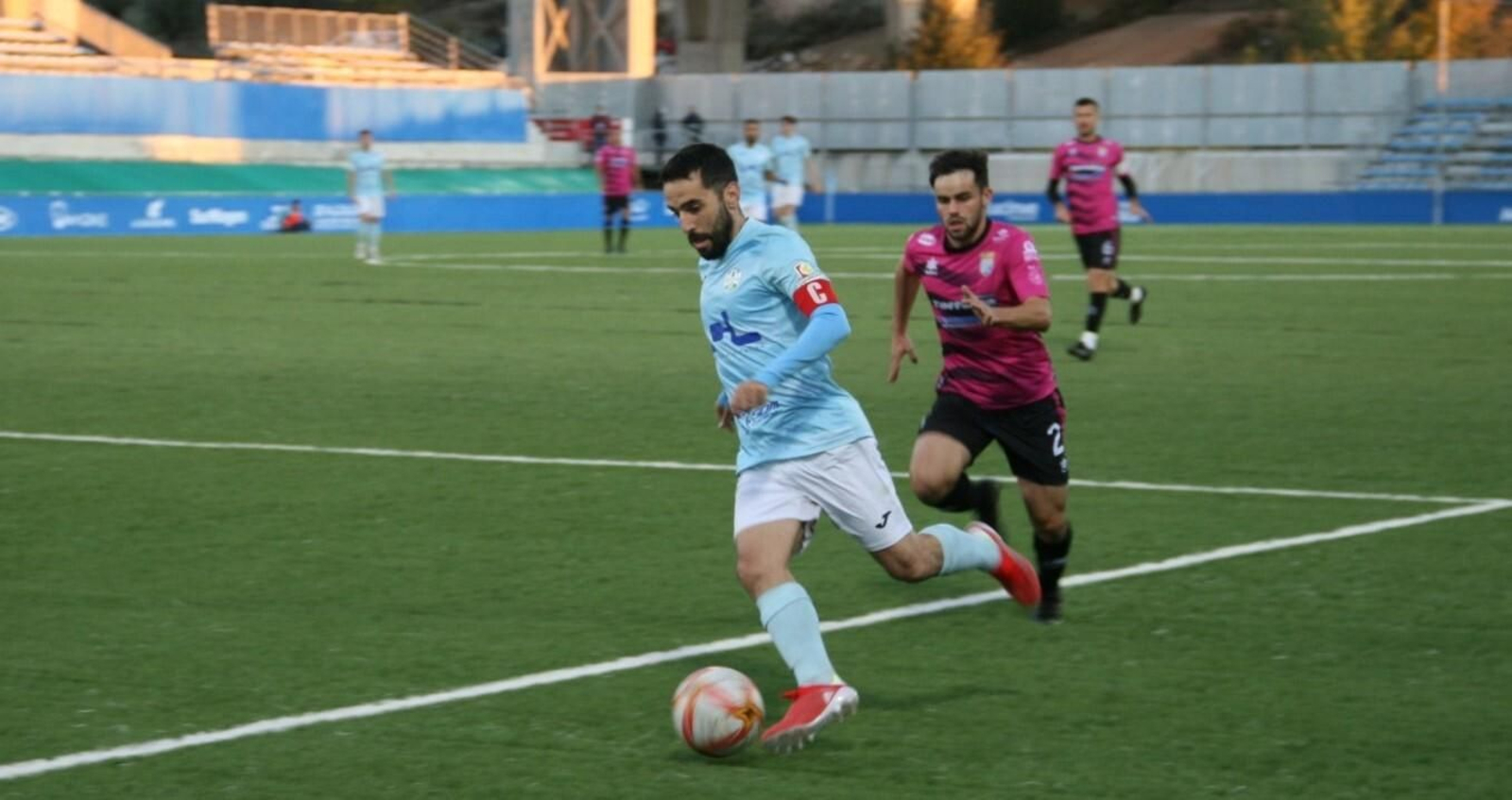 Mario Ruiz avanza con el balón ante la presencia de Cancelo.