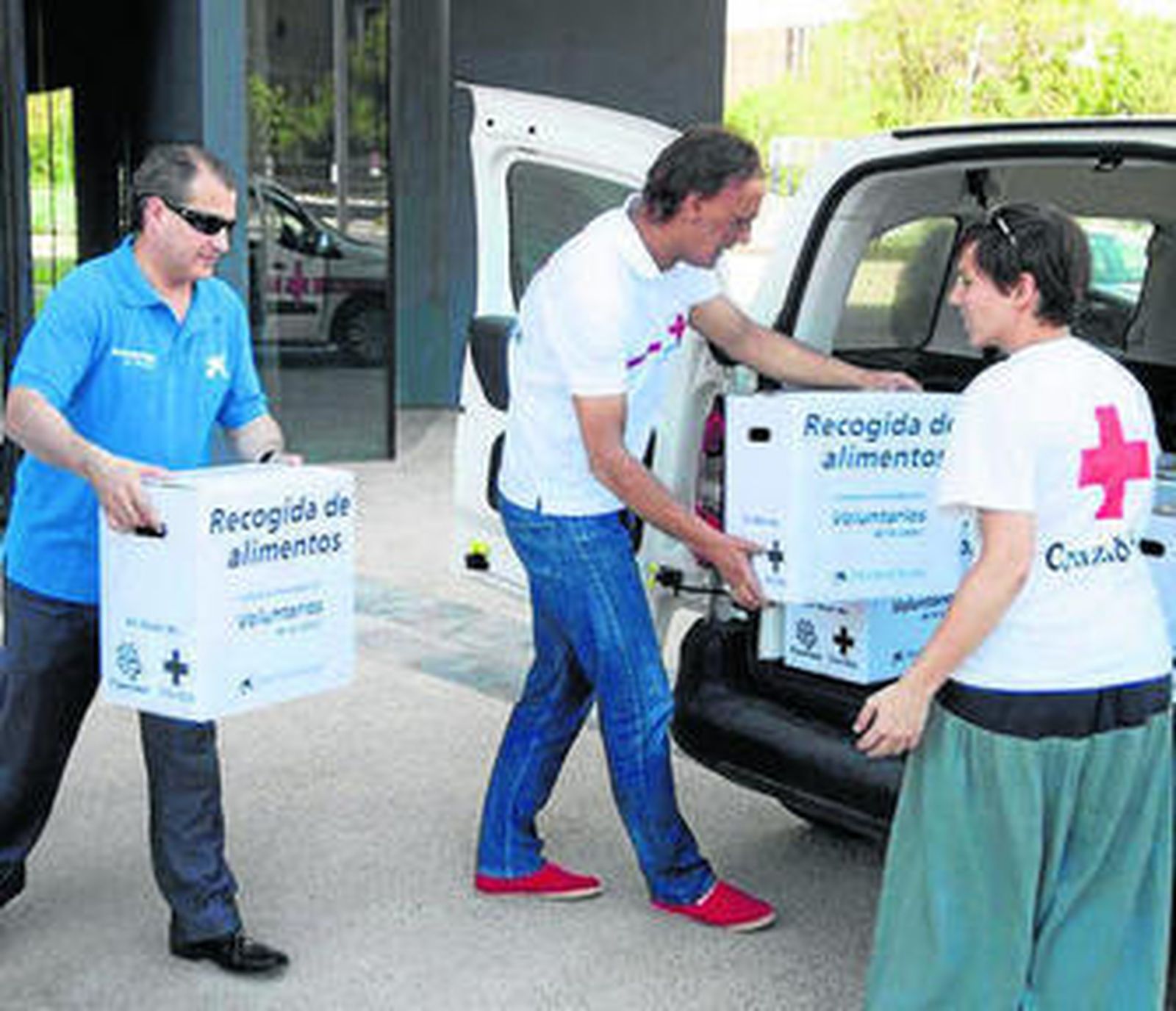 Voluntarios de La Caixa y Cruz Roja en la recogida de alimentos.