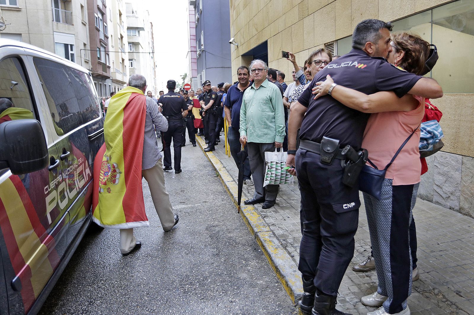 Despedida a los agentes de la Policía Nacional que se suman al dispositivo del 1-O