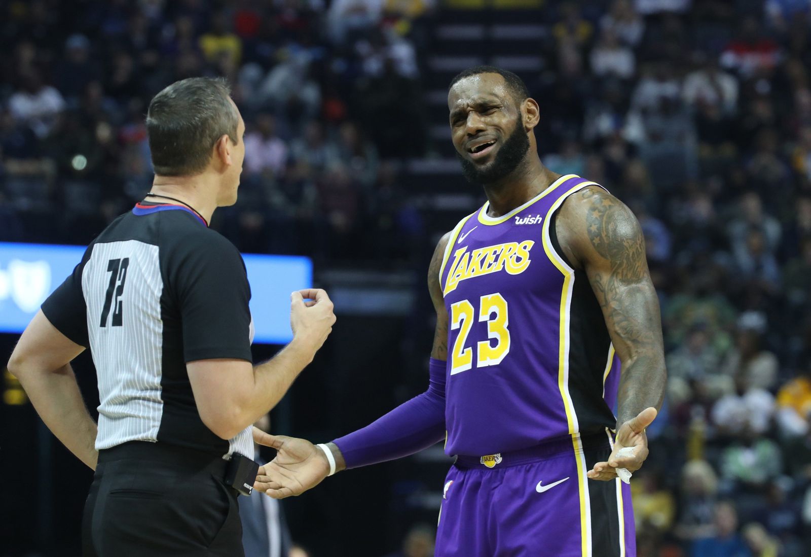 James gesticula durante un partido reciente